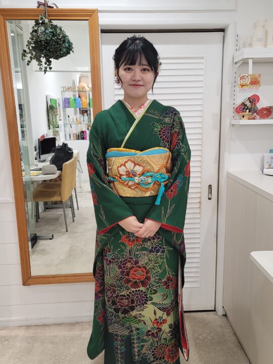 先ずは1月2日の成人者お二人ともそれぞれ受け継いでお着物を持って来られました🎵お母様もおば様も嬉しいでしょうねー☺️